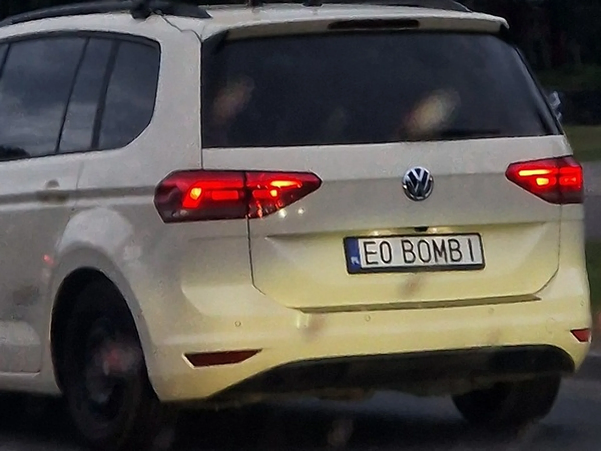 Fajny numer, blacha E0 BOMBI