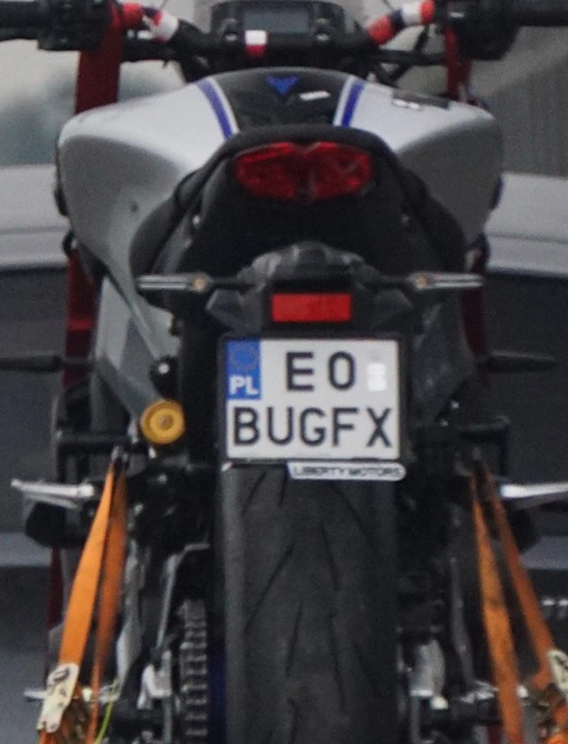 Fajny numer, blacha E0 BUGFX