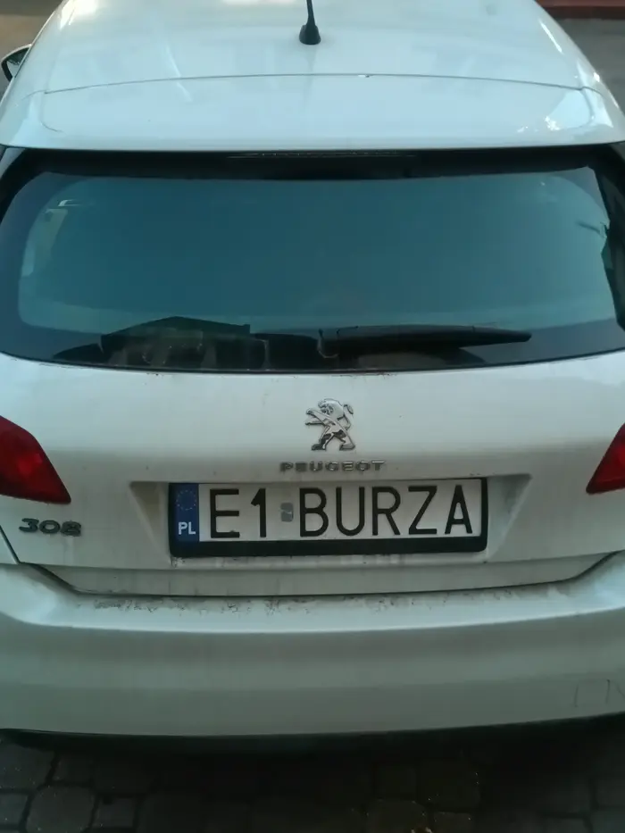 Brak słów na tego kierowcę. Trzy wymuszenia pierwszeństwa w 3 minuty. Nie trzyma się pasa ruchu, pali coś z liquidem i gada przez telefon. Prędzej czy później się rozbije. Oby zabił tylko siebie. Materiał z kamery leci na policję.