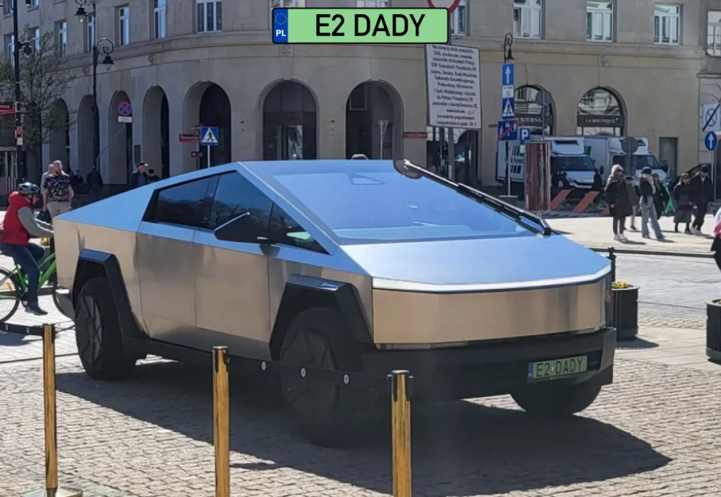 Tesla Cybertruck przed Hotelem Bristol w Warszawie