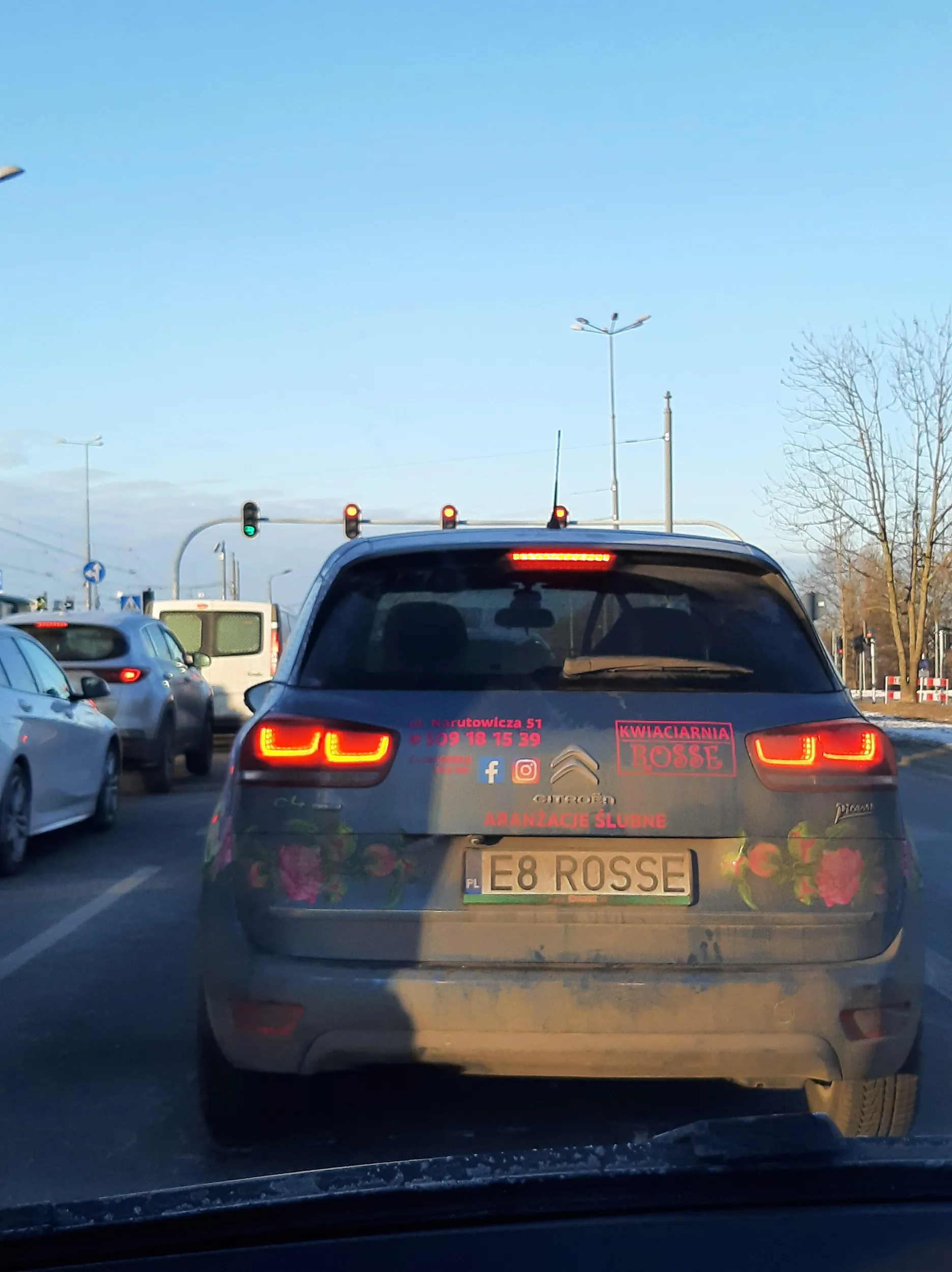 Niebezpieczna baba za kółkiem. Skacze po pasach wymuszając awaryjne hamowanie. Kierunkowskazy ma dla ozdoby.