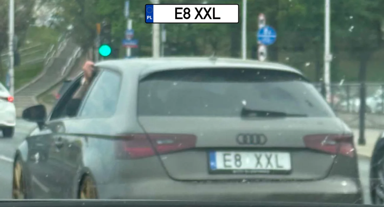 E8 XXL - numer rejestracyjny