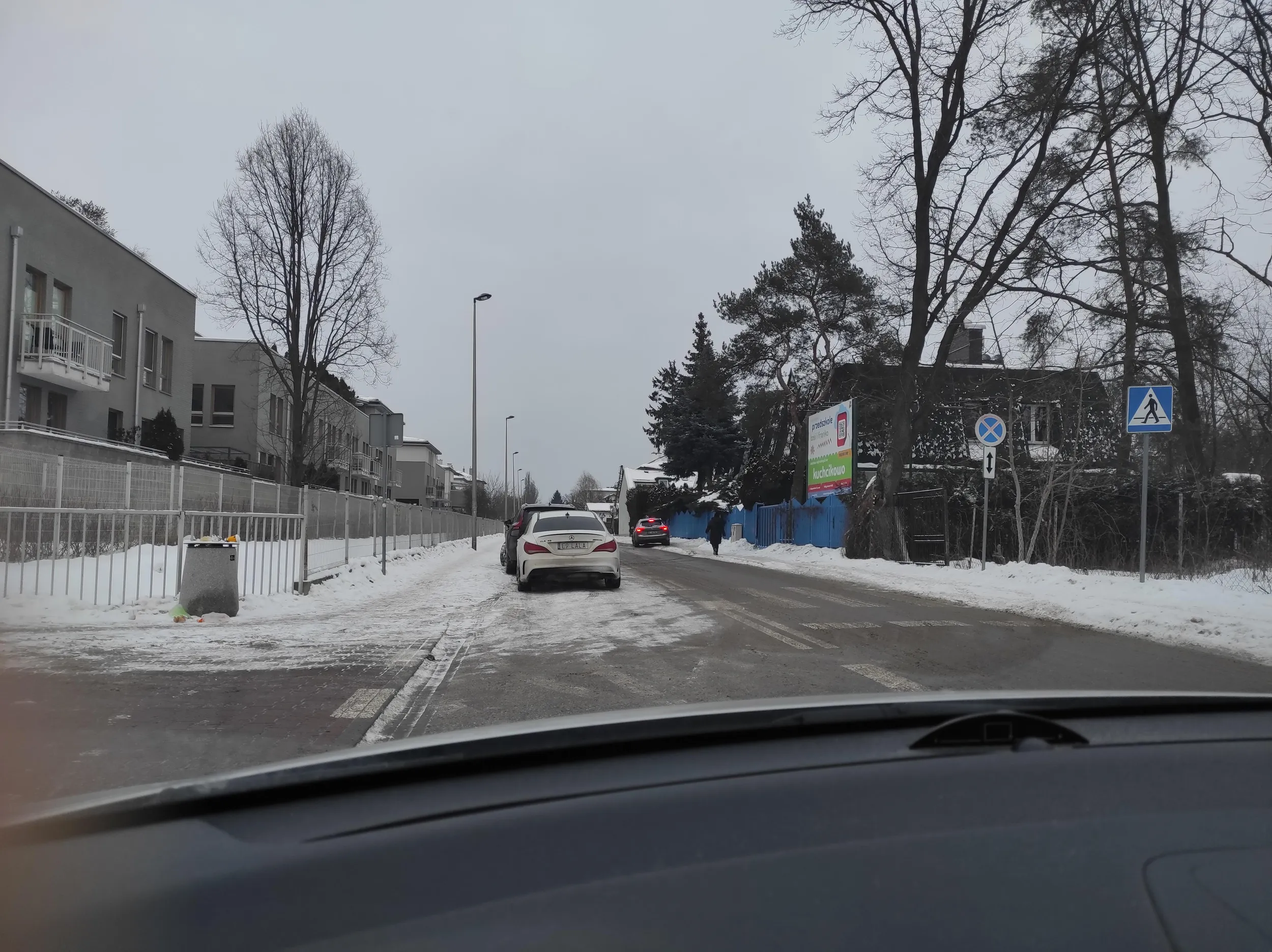 Lala, nie parkuje się na pasach. Zrób kurs na prawo jazdy, to ci to wytłumaczą