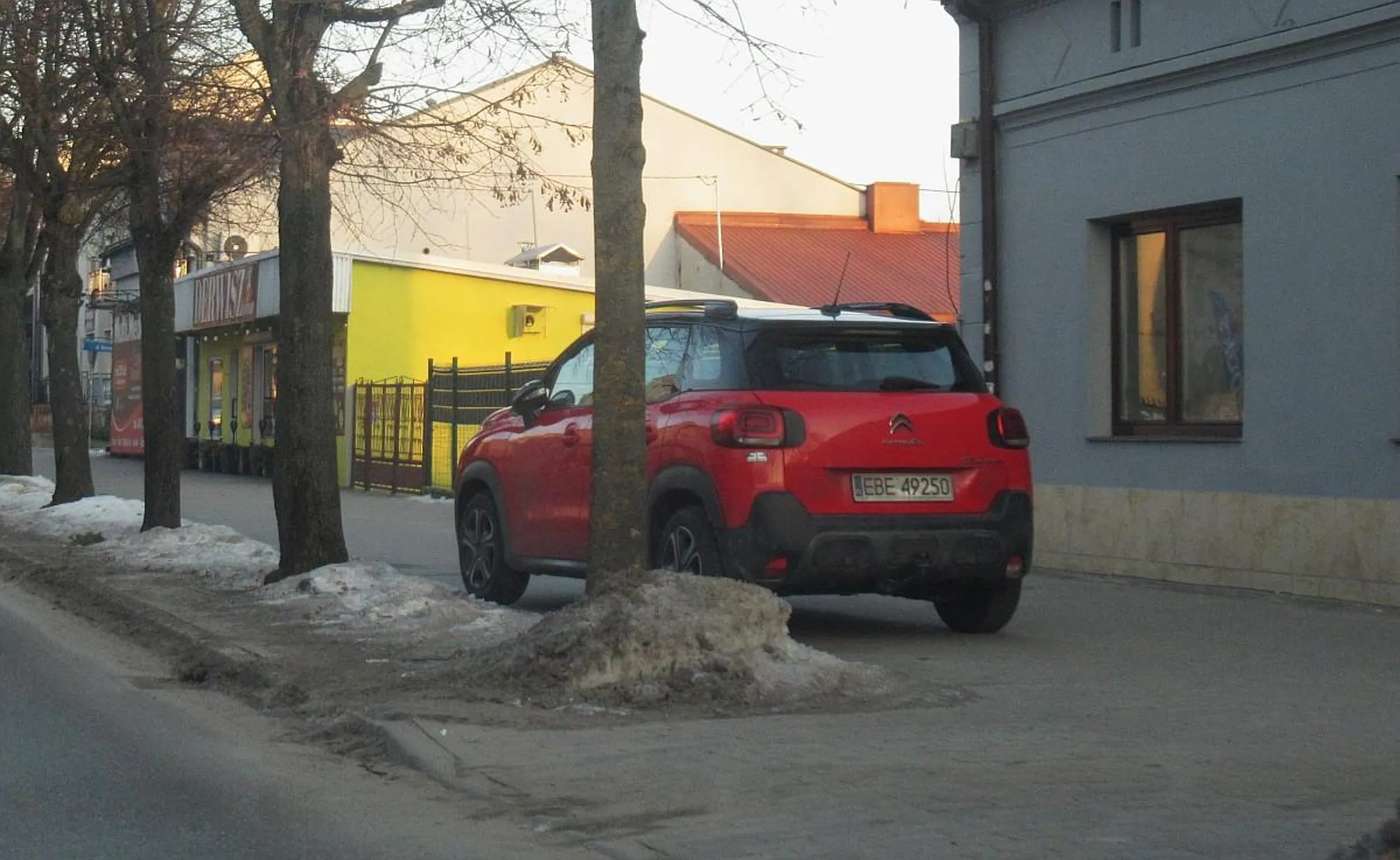 Jeżdżenie wzdłuż po chodniku i parkowanie z dala od krawędzi jezdni.