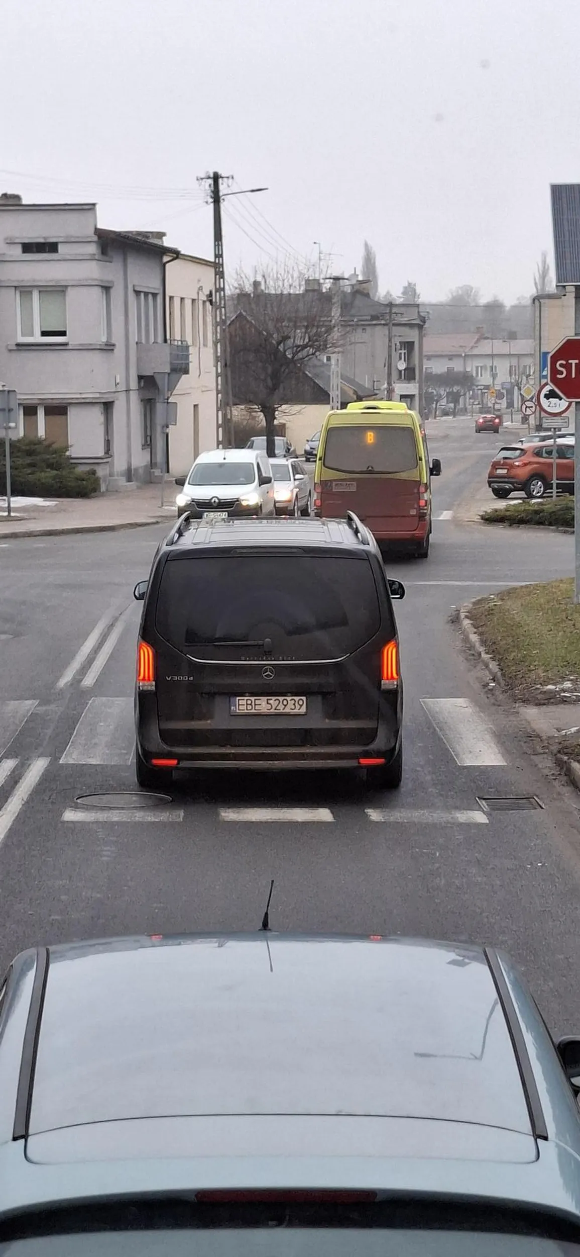 Vklasa jest, i burak za kierownicą również. Mała kuśka w spodniach, duże auto i trzeba sie dowartościować przyspieszeniem gdy sie chce barana wyprzedzić...
