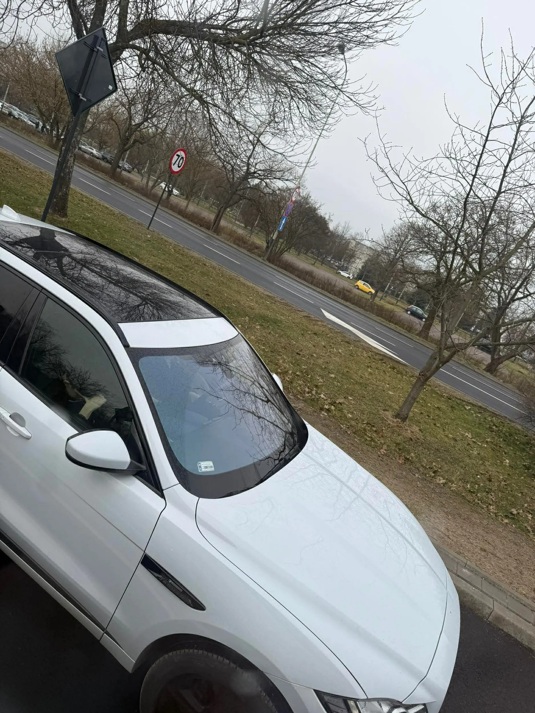 Jedzie z telefoem no poprostu geniusz brawo ?