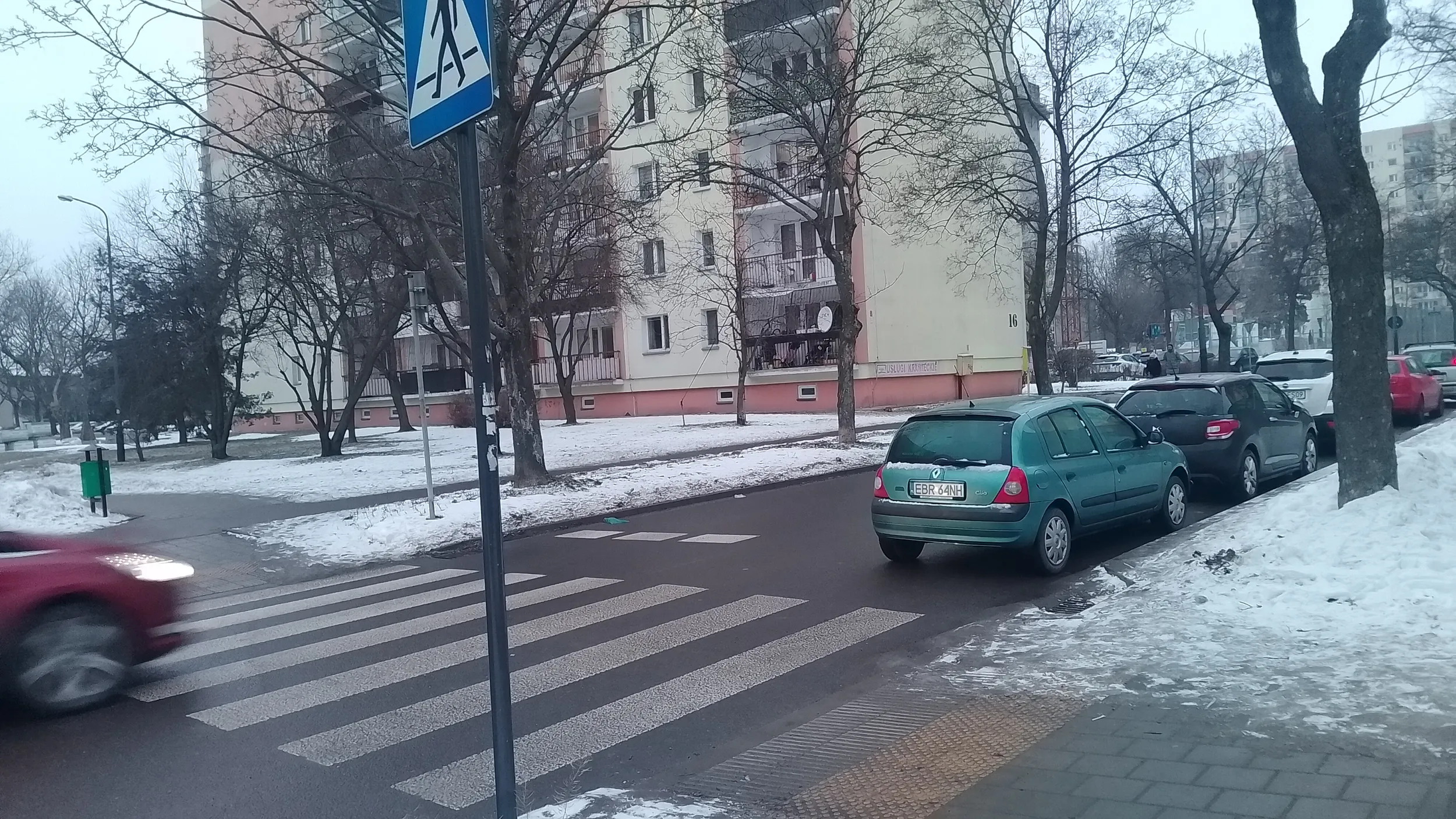 Kierowca nie wie w jakiej odległości od przejścia dla pieszych można zatrzymać auto.