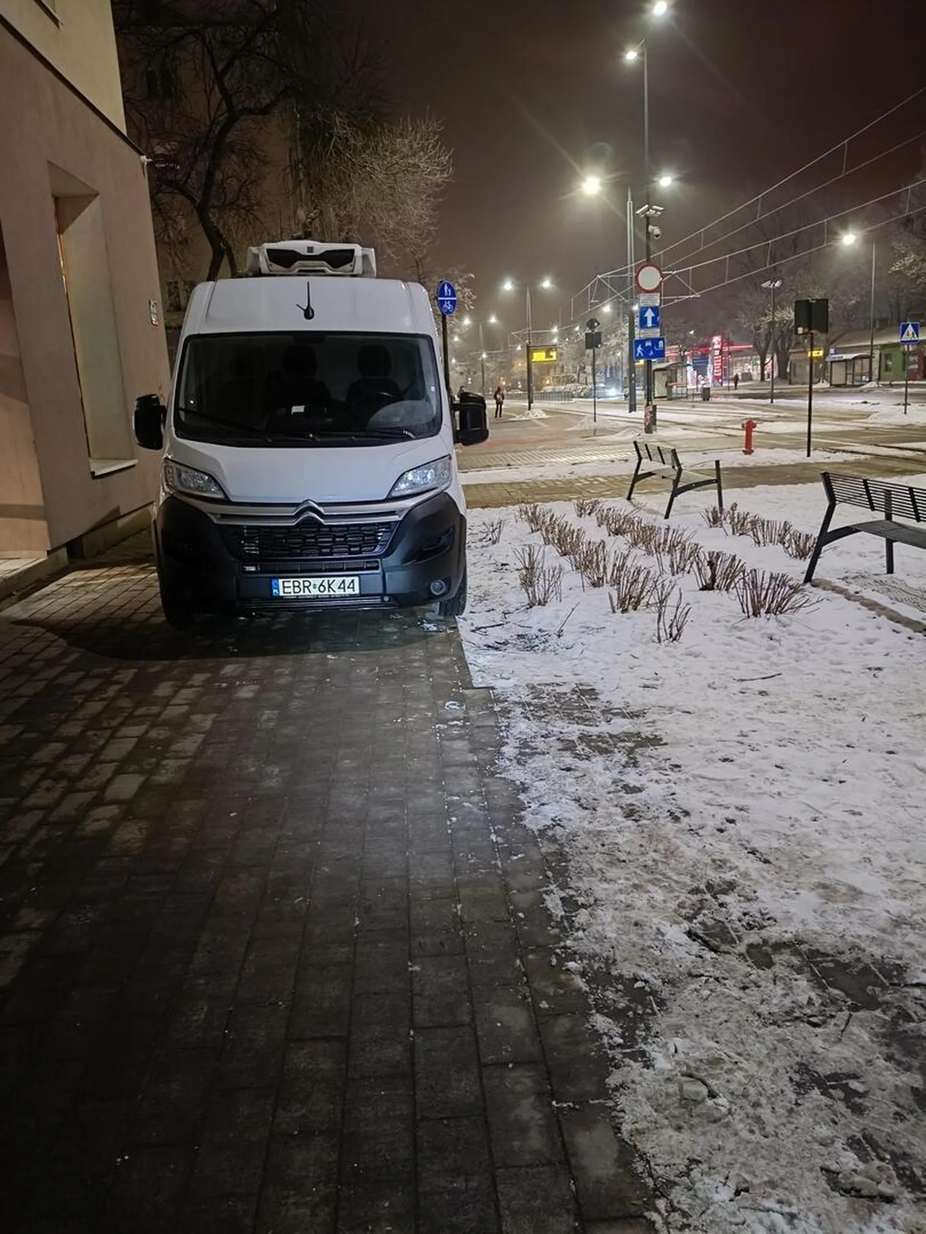 Blokuje ruch na drodze pieszo-rowerowej na, którą wjeżdża przez przejście dla pieszych.