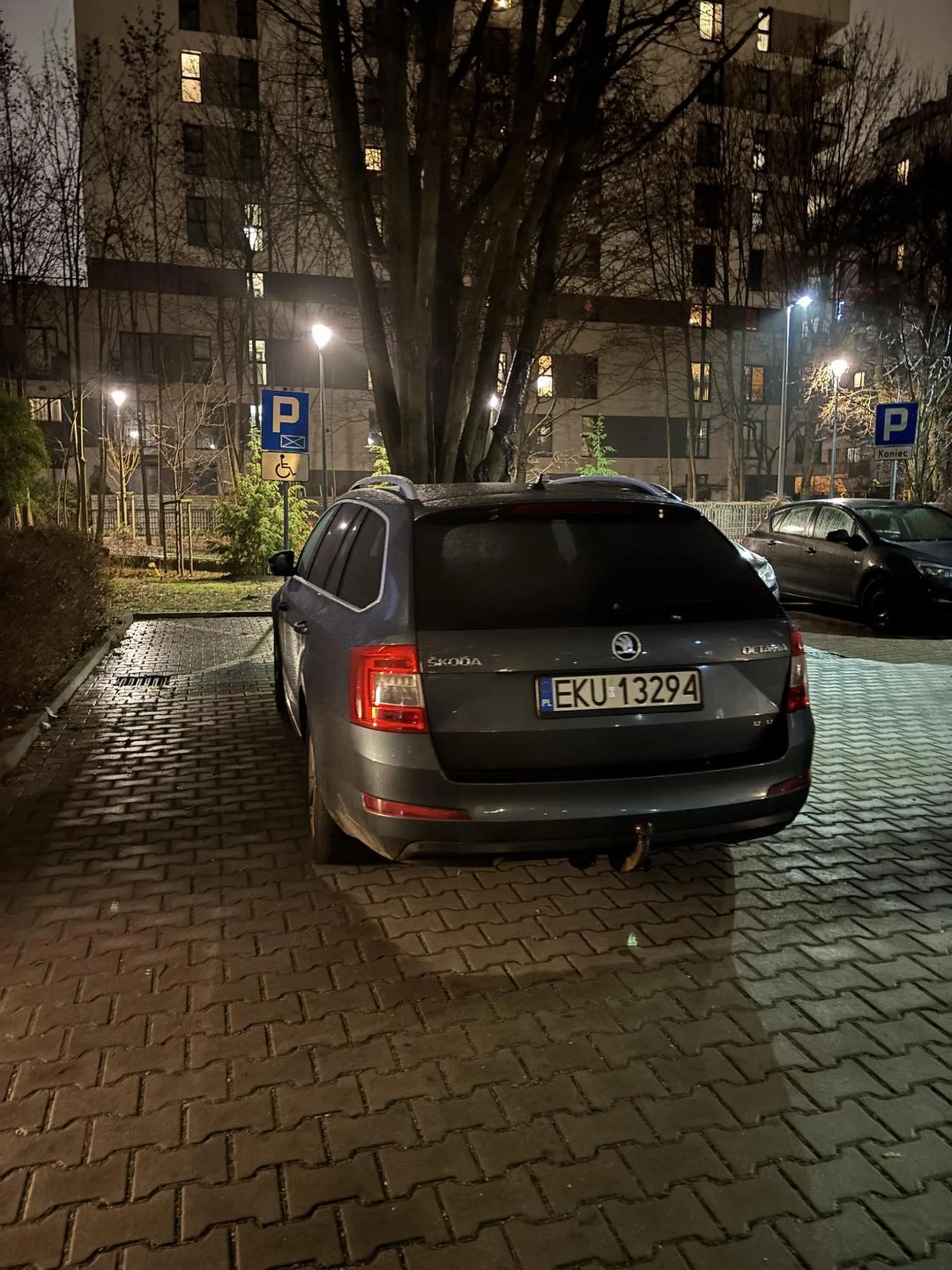 Patologiczny kierowca zastawia miejsce parkingowe dla osoby niepełnosprawnej