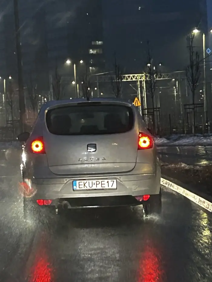 Bardzo niebezpieczna jazda. Kierowca( Pani :) ) wykonuje agresywne i ryzykowne manewry, bez zachowania podstawowych zasad bezpieczeństwa. Stwarza realne zagrożenie na drodze. Zalecam trzymać duży dystans i uważać