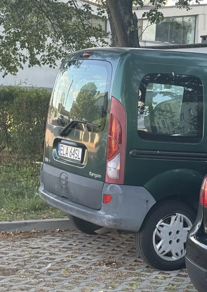 Chłop zajmuje miejsca mieszkańcom i nie rusza wcale tego auta które jest w strasznym stanie. Nikt z tym nic nie robi, ani spółdzielnia ani policja. A ludzie nie mają gdzie parkować