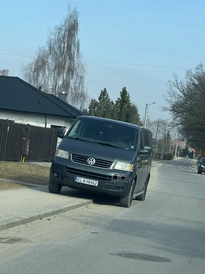 Stoi na chodniku non stop blokując przejście ludziom a co dopiero osoby z wózkiem dziecięcym
