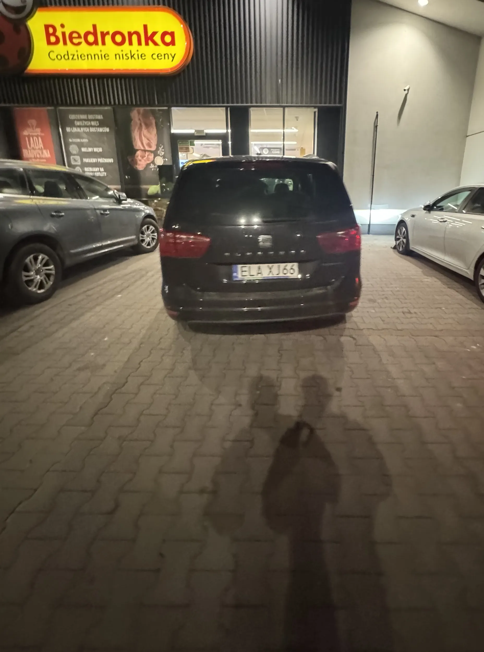 No mistrz dosyć że krzywo to jedno auto jeszcze by mogło się zmieścić