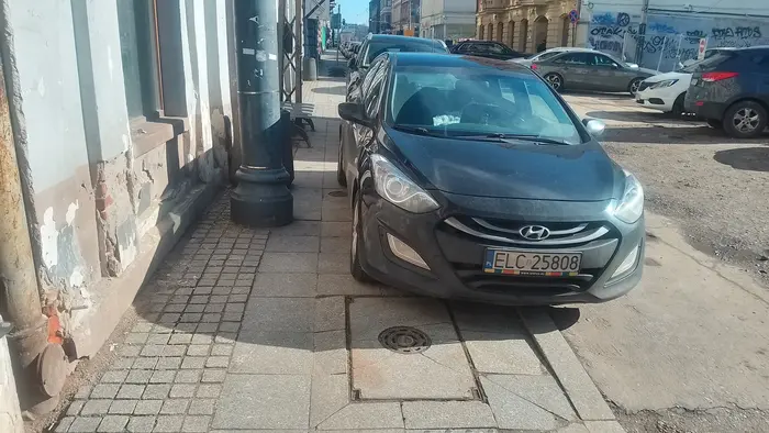 Kierowca zastawił chodnik.