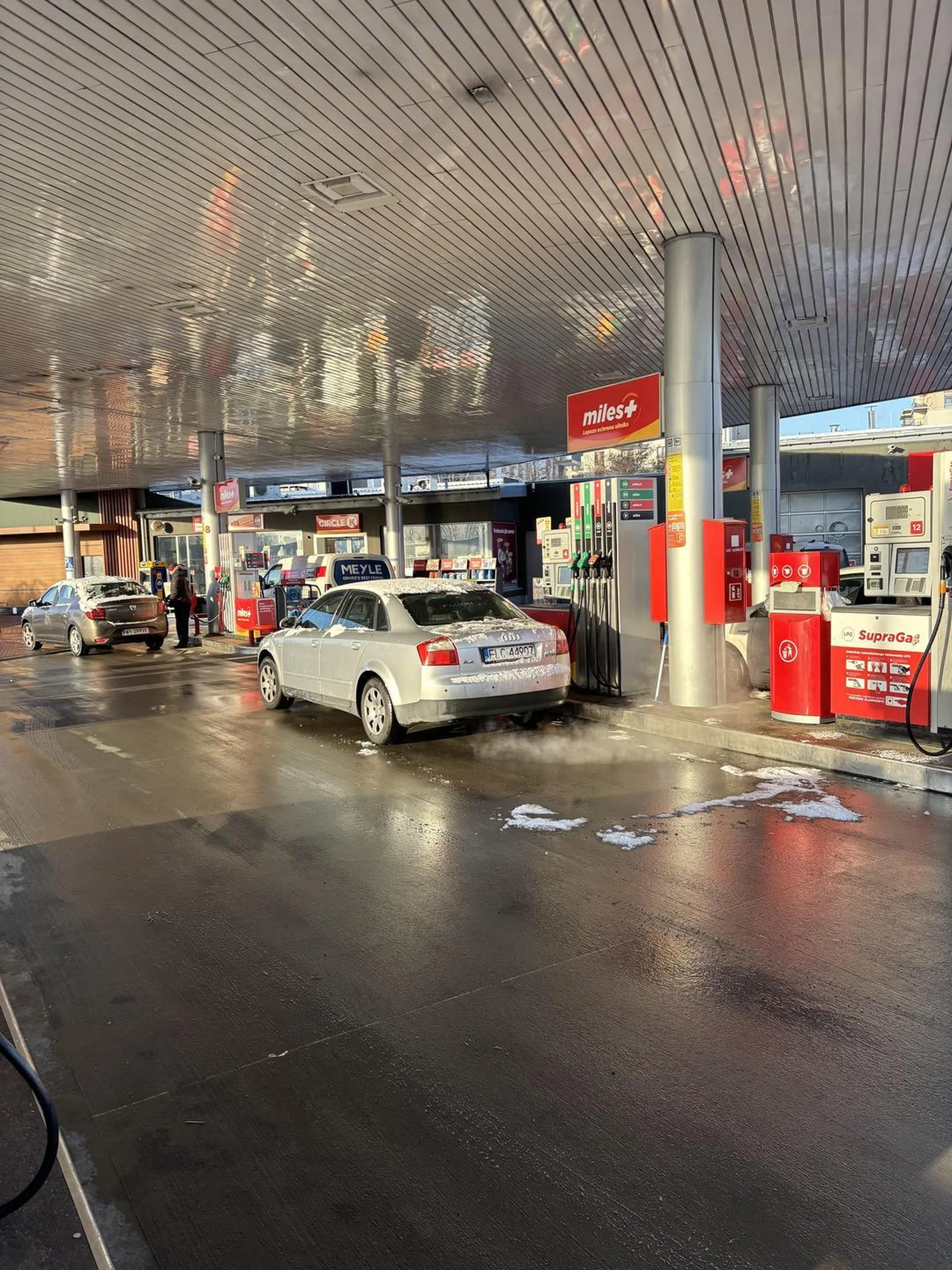 Auto z włączonym silnikiem bez kierowcy, stwarza zagrożenie pożarowe na stacji benzynowej. auto bez kierowcy stało ponad 10 minut na stacji z włączonym silnikiem