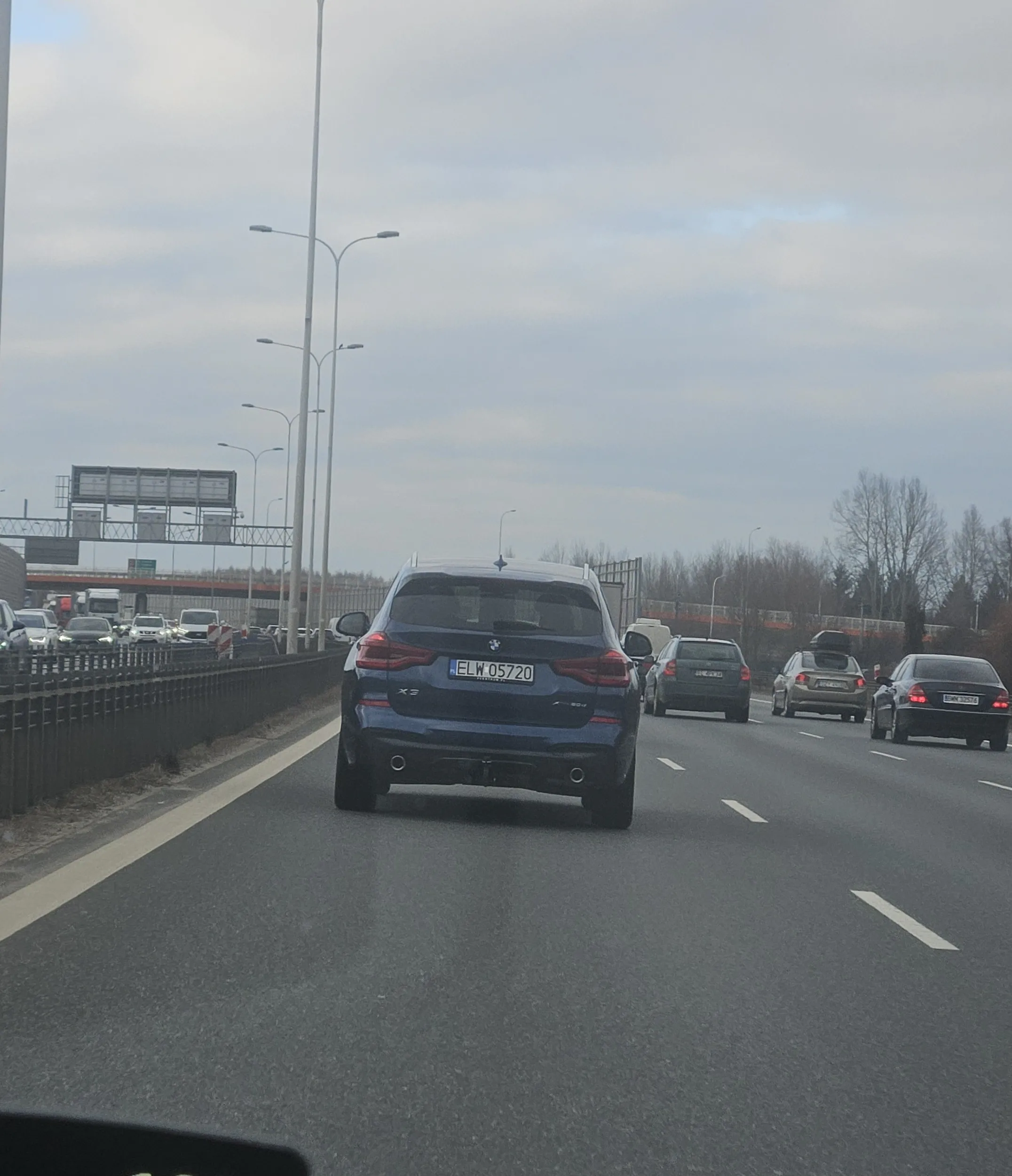 Miota się na S2 od prawej do lewej, na dupę dojeżdża, hamuje gwałtownie, a potem dziwią się, że ja A2/S2 stoi się w godzinnych korkach, bo dzwon