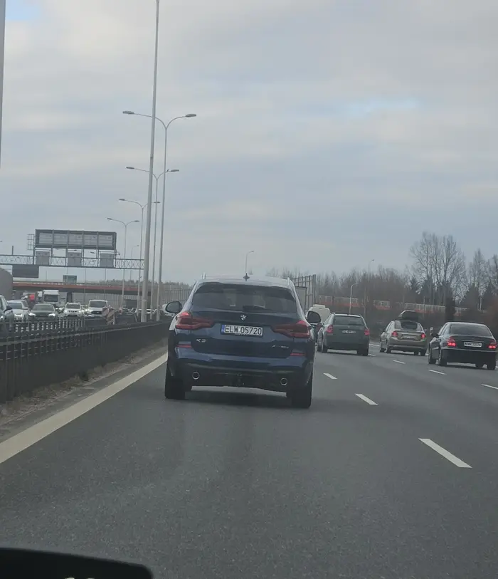 Miota się na S2 od prawej do lewej, na dupę dojeżdża, hamuje gwałtownie, a potem dziwią się, że ja A2/S2 stoi się w godzinnych korkach, bo dzwon