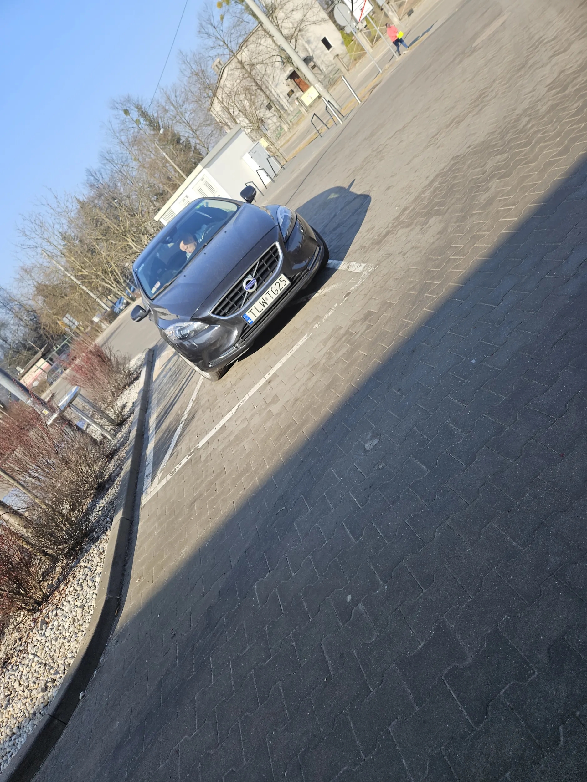 Cały parking pod lidlem pusty, to staje głąb na zakazie