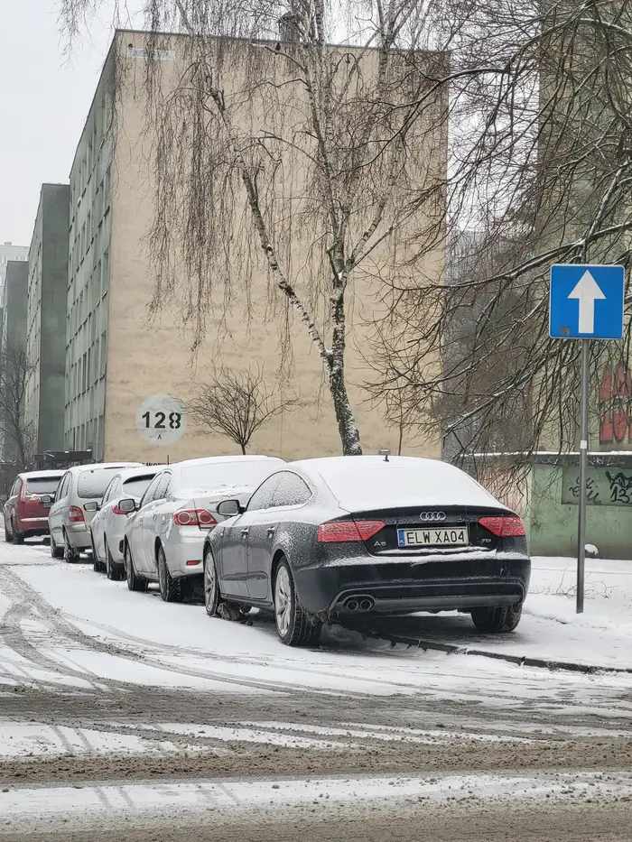 Strefa zamieszkania. Zatrzymanie pojazdu możliwe tylko na miejscach wyznaczonych.
