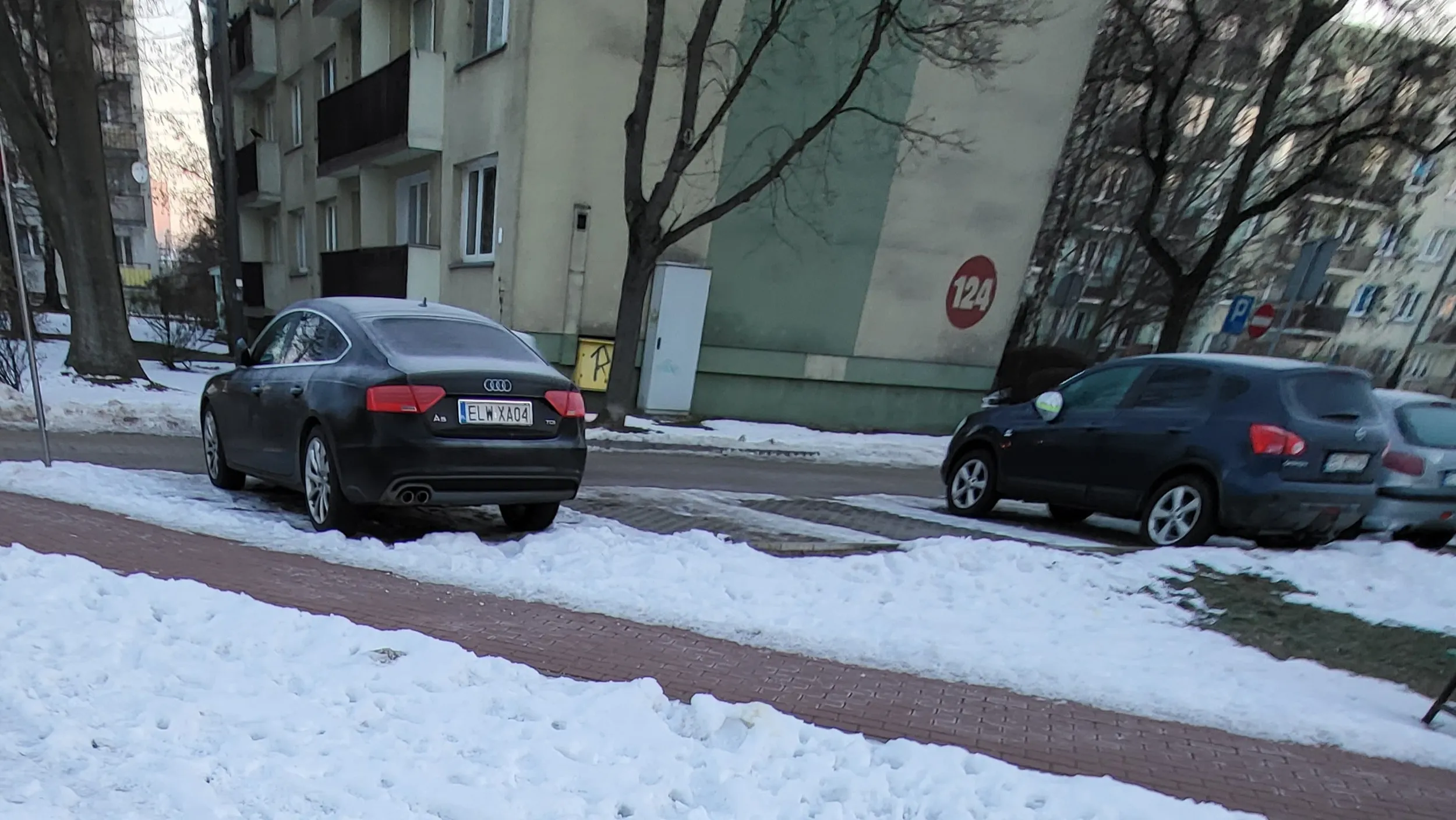 Strefa zamieszkania. Zatrzymanie pojazdu możliwe tylko na miejscach wyznaczonych.