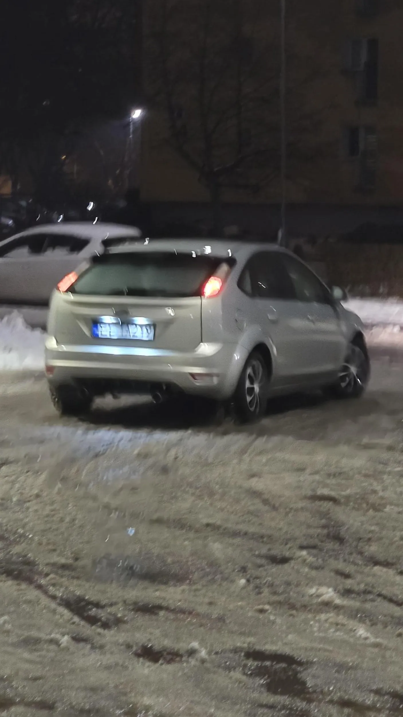 Kierowca uderzył mi w samochód, po czym odjechał. Zdarzenie w Łodzi na ulicy Smoczej