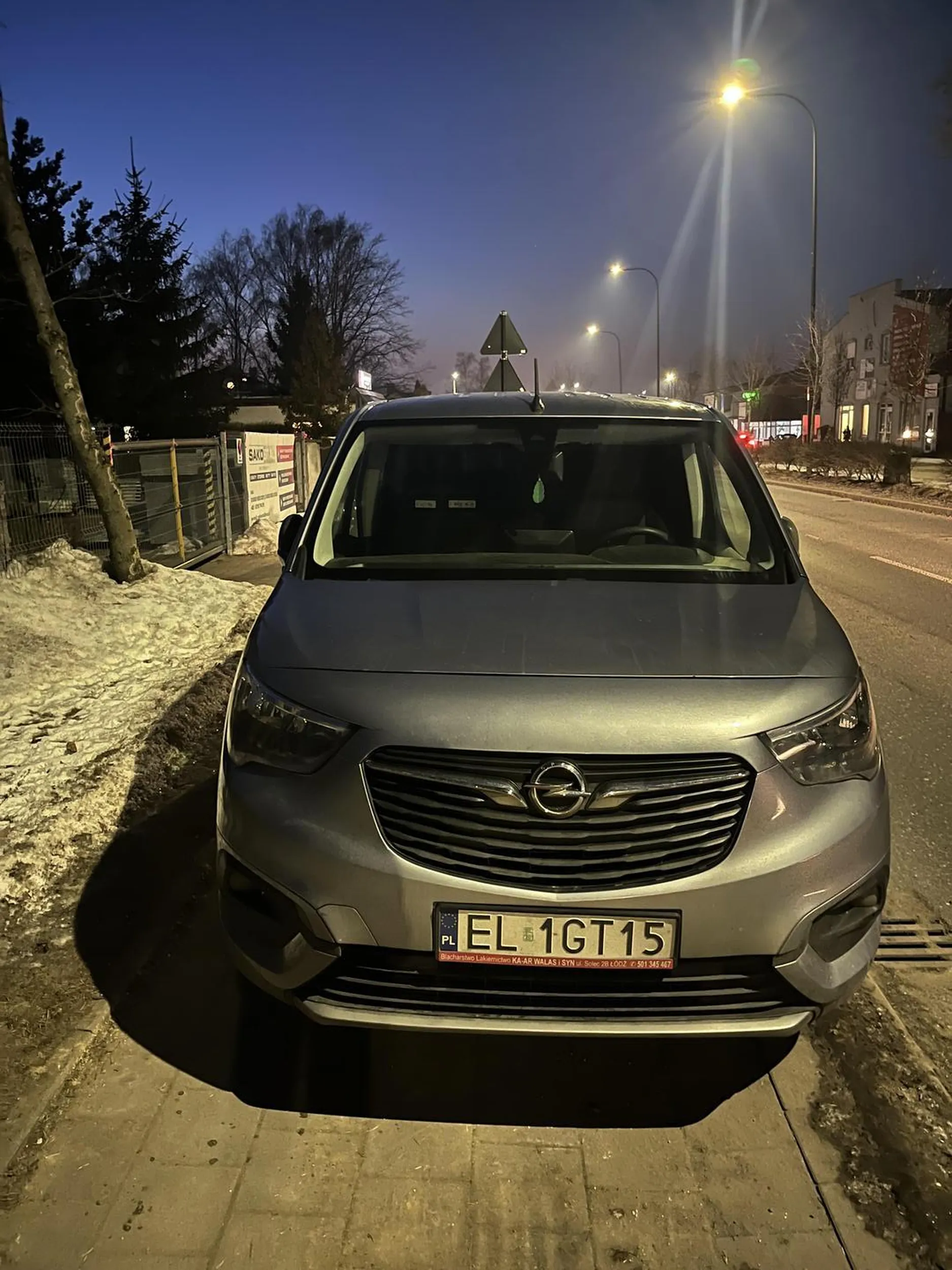 Kierowca postanowił, że piesi tym chodnikiem nie przejdą.