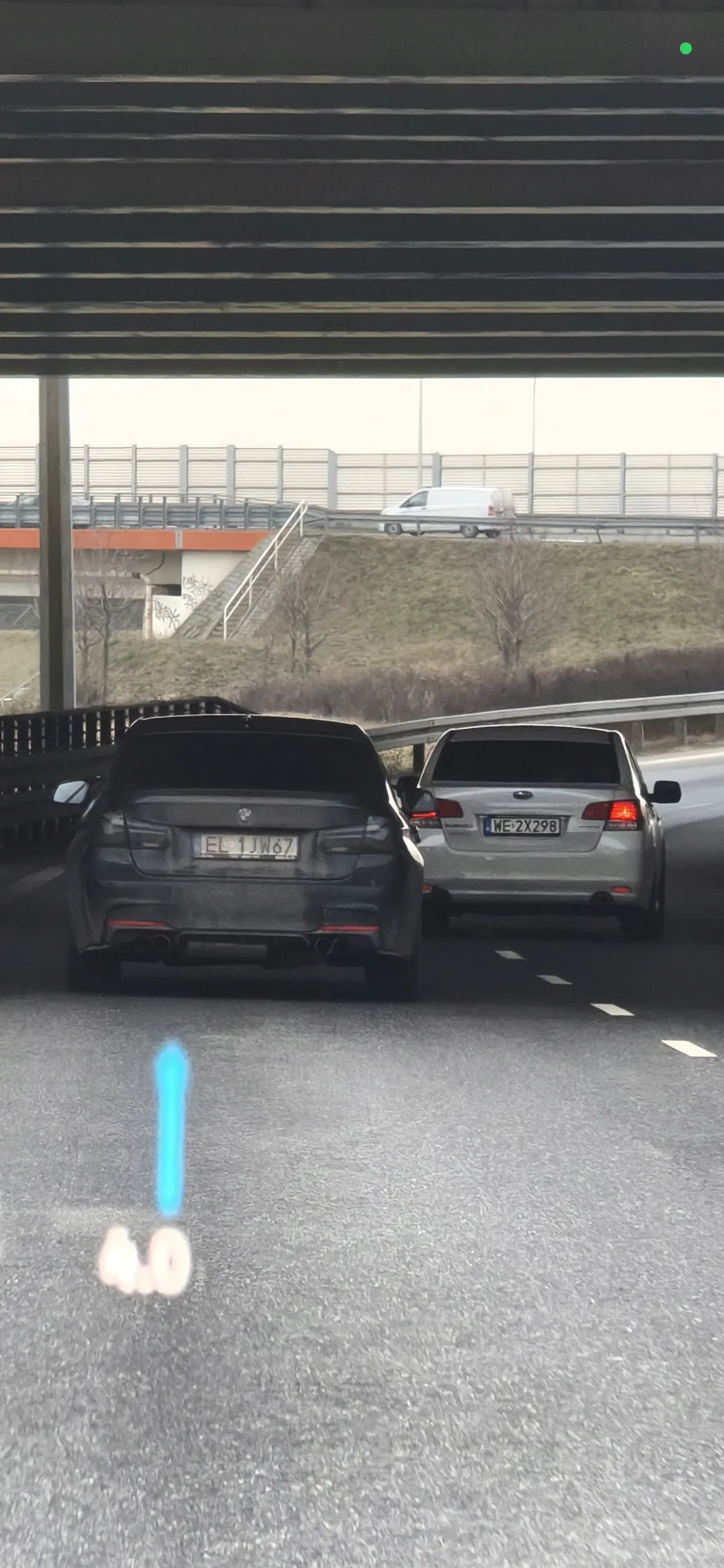 Typowy bandyta drogowy. Spycha z pasa, wyprzedza pasem awaryjnym. Oby zabrali mu prawo jazdy zanim kogoś zabije.