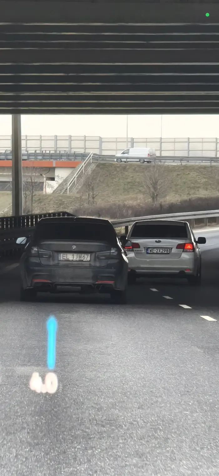 Typowy bandyta drogowy. Spycha z pasa, wyprzedza pasem awaryjnym. Oby zabrali mu prawo jazdy zanim kogoś zabije.