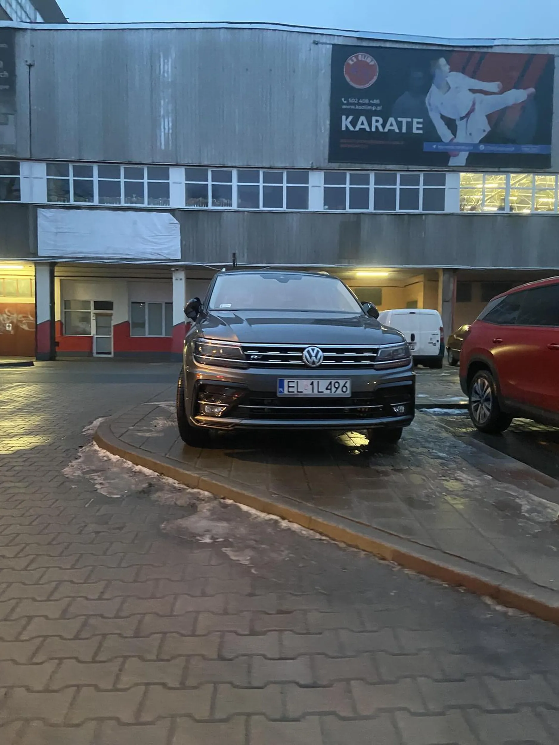 zjeb mózgowy na chodniku się nie parkuje