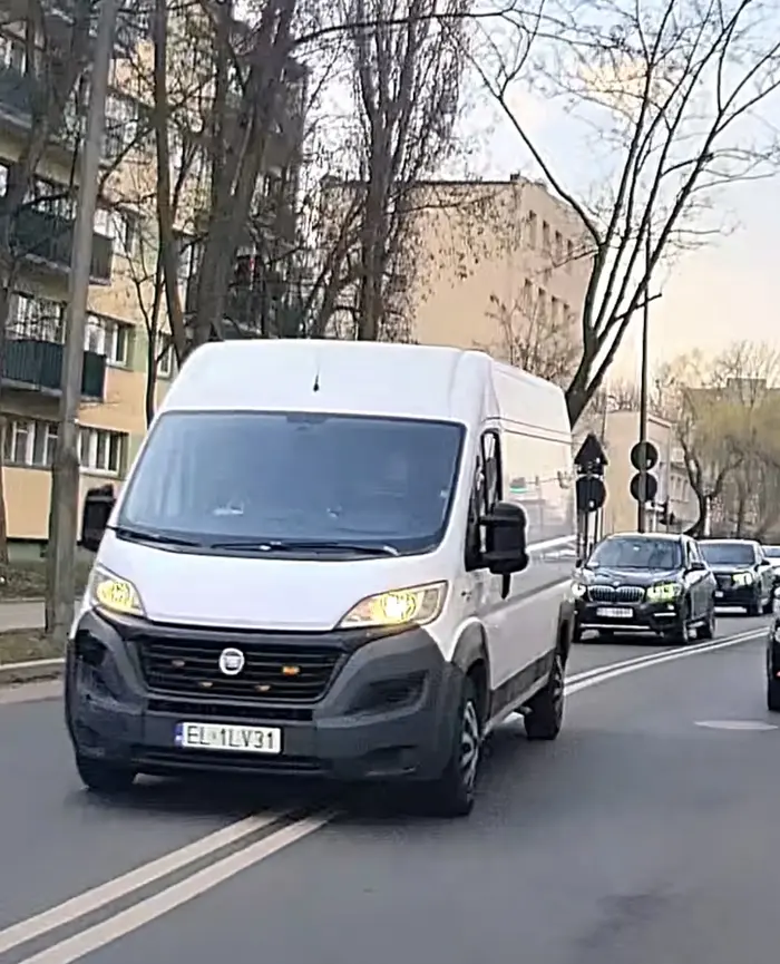 Rozumiem , że jeździsz dużym busem ale łaskawie mógłbyś nie zjeżdżać na przeciwległy pas jak Ci się nie chce zwalniać przed progiem zwalniającym