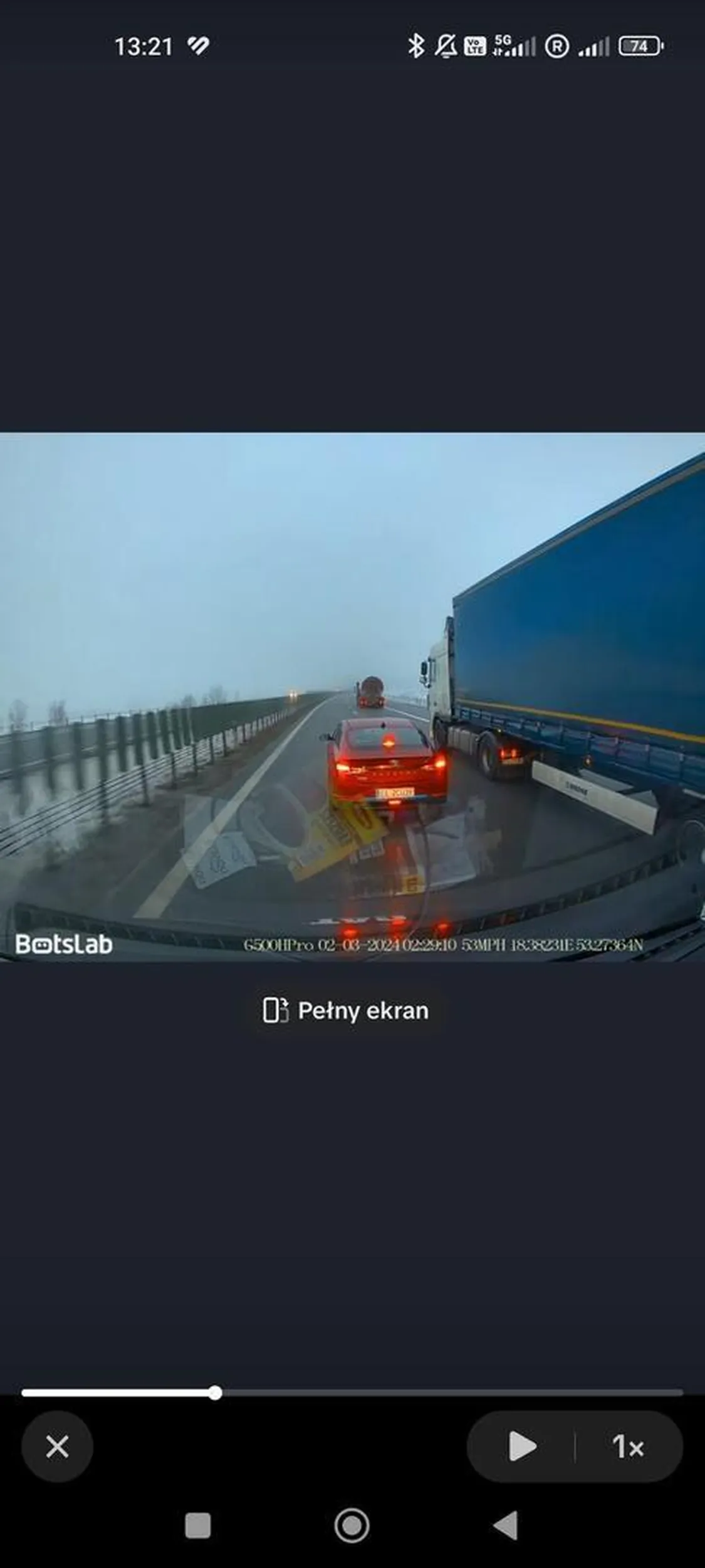 Imbecyl jeździ na tylnych przeciwmgielnych celowo oślepiając auta z tyłu. Po zwróceniu uwagi postanawia zamordować nagrywającego celowo go wyhamowywujac na trasie szybkiego ruchu