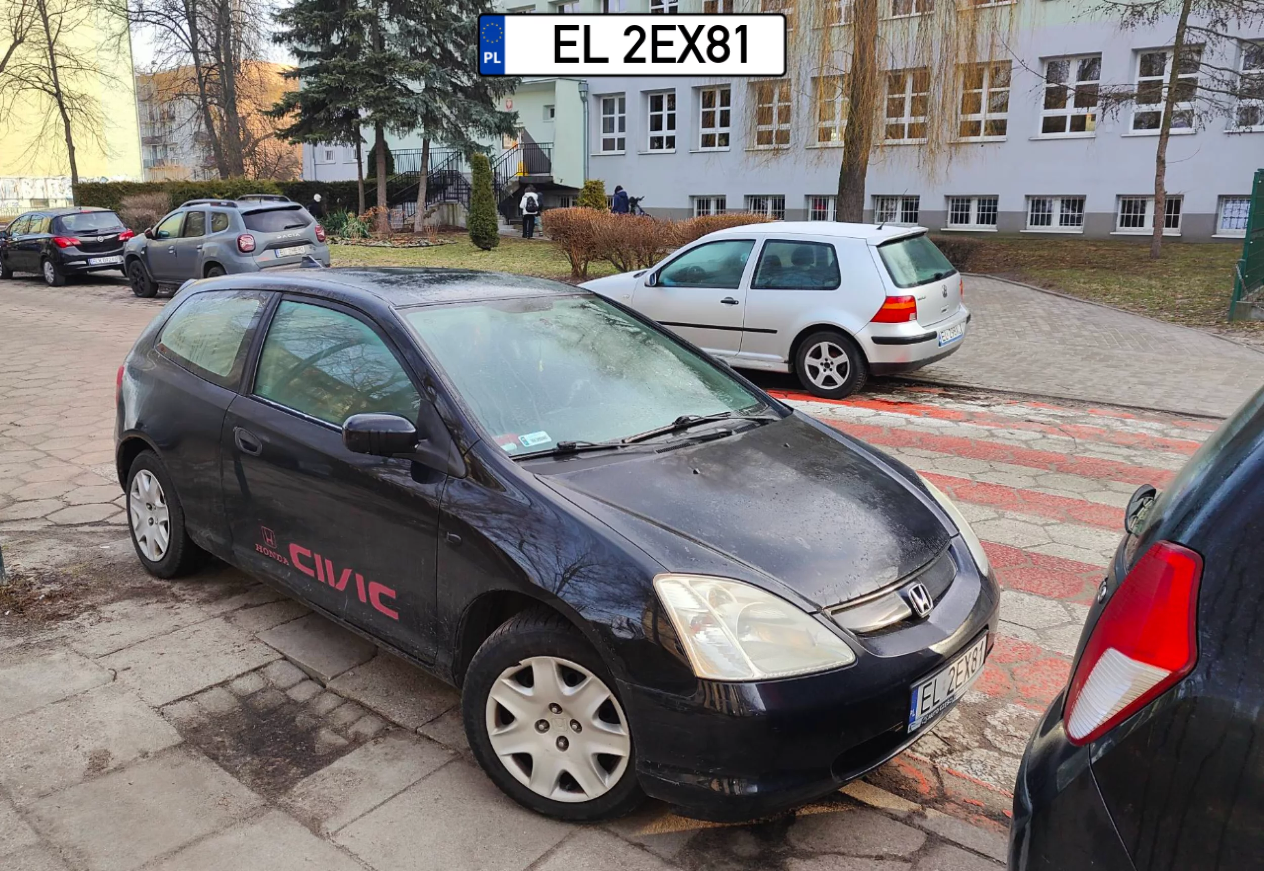 Przejście dla pieszych przy szkole na Gałczyńskiego/ Łódź. Co dziennie to samo. Tylko samochody się zmieniają.