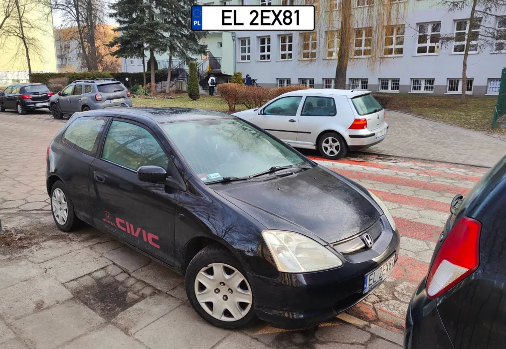 Przejście dla pieszych przy szkole na Gałczyńskiego/ Łódź. Co dziennie to samo. Tylko samochody się zmieniają.