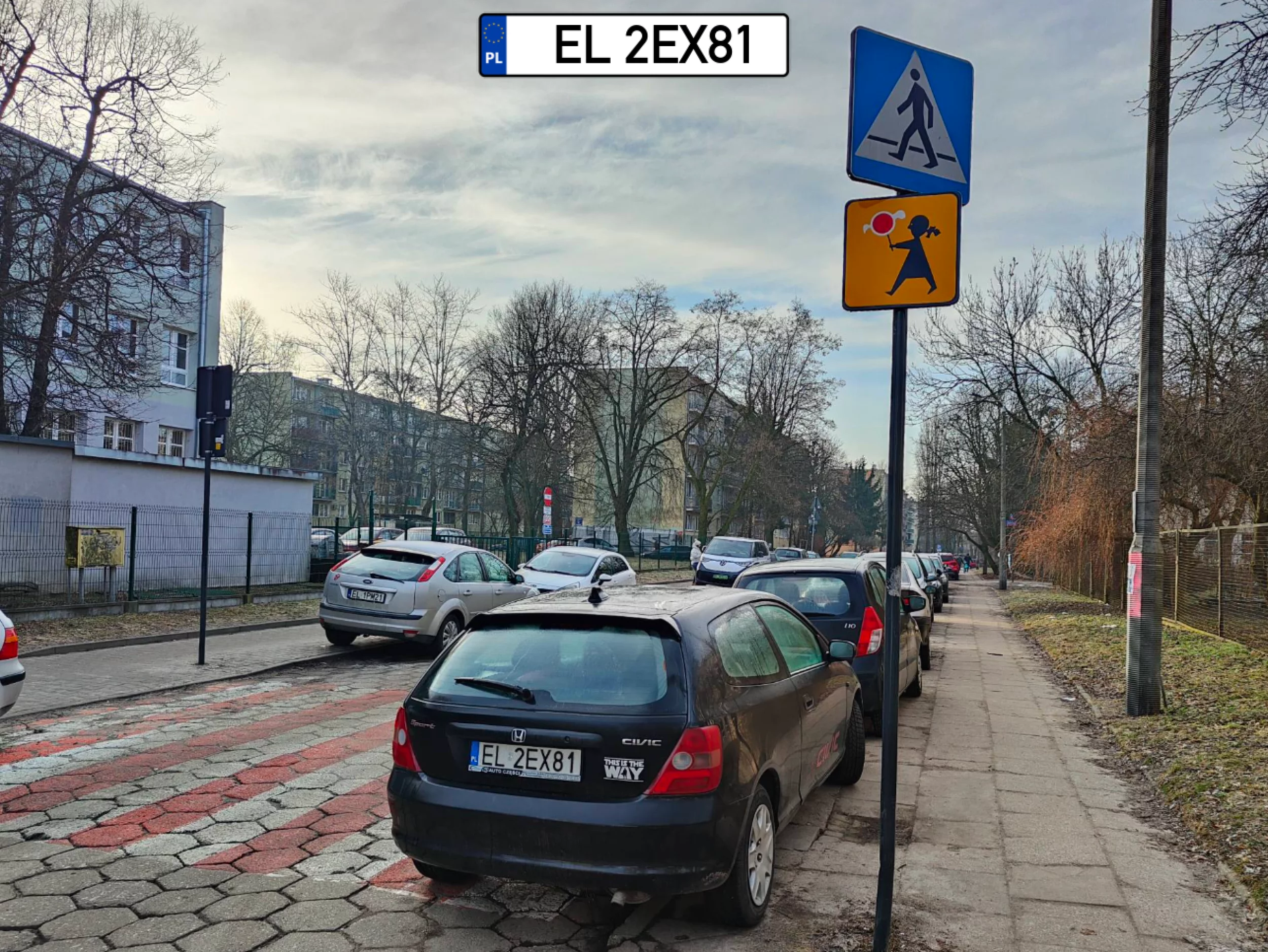 Przejście dla pieszych przy szkole na Gałczyńskiego/ Łódź. Co dziennie to samo. Tylko samochody się zmieniają.