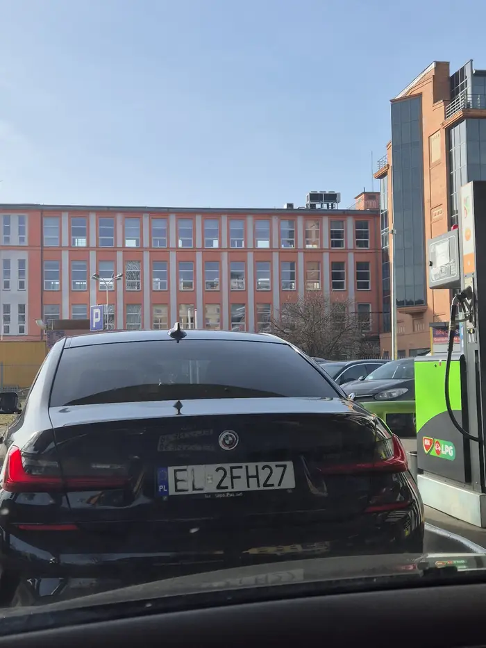Jakie auto taki i kierowca. Nie pozdrawiam blokowania dystrybutora do tankowania ponad 15 minut. Może z tego wydatku na leasing brakło mu na paliwo...?
