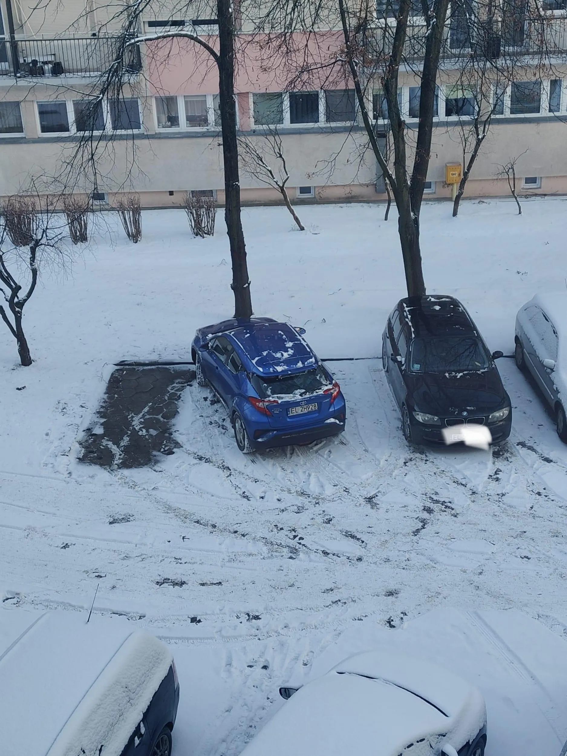 Pani notorycznie zajmuje kilka miejsc pod blokiem.