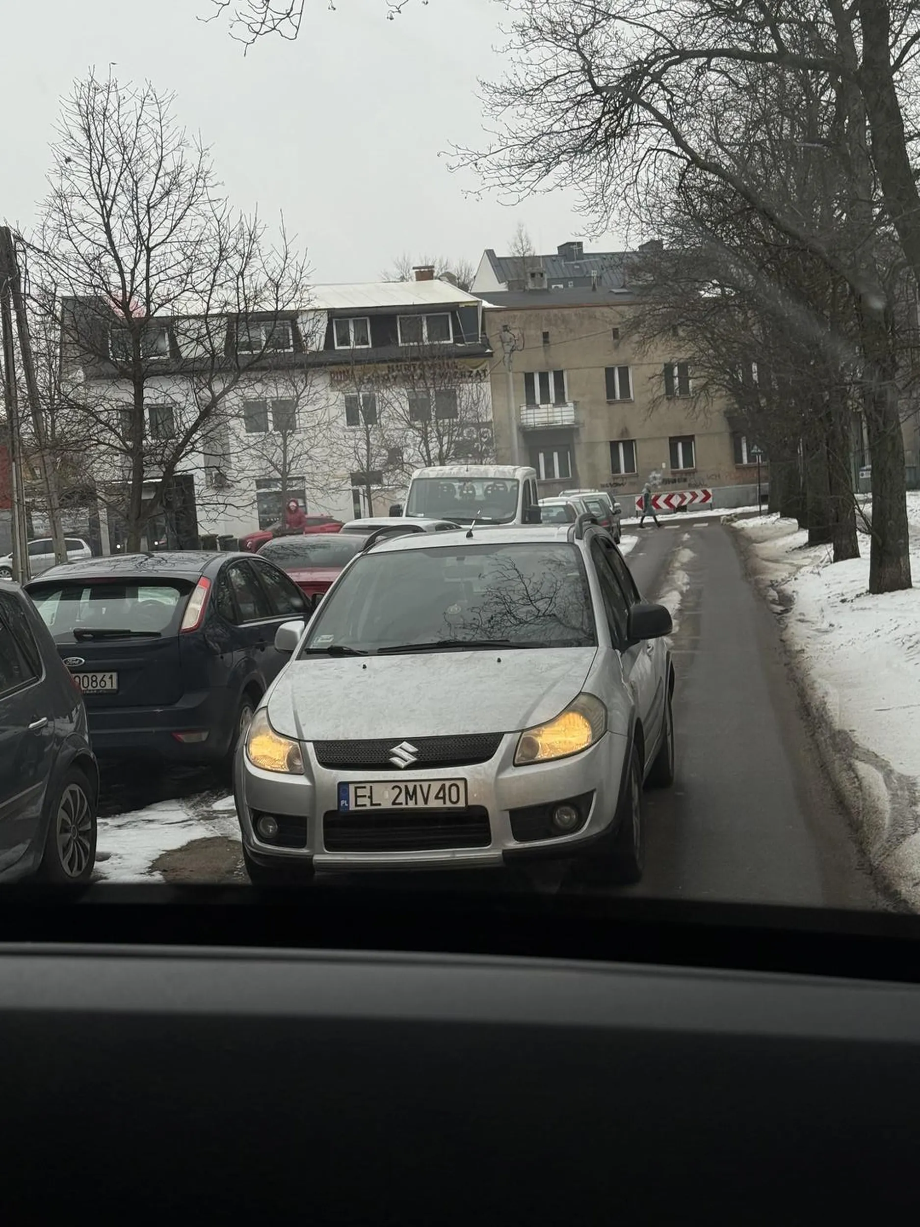 Pani chyba nie bardzo rozumie zasady pierwszeństwa na takiej drodze