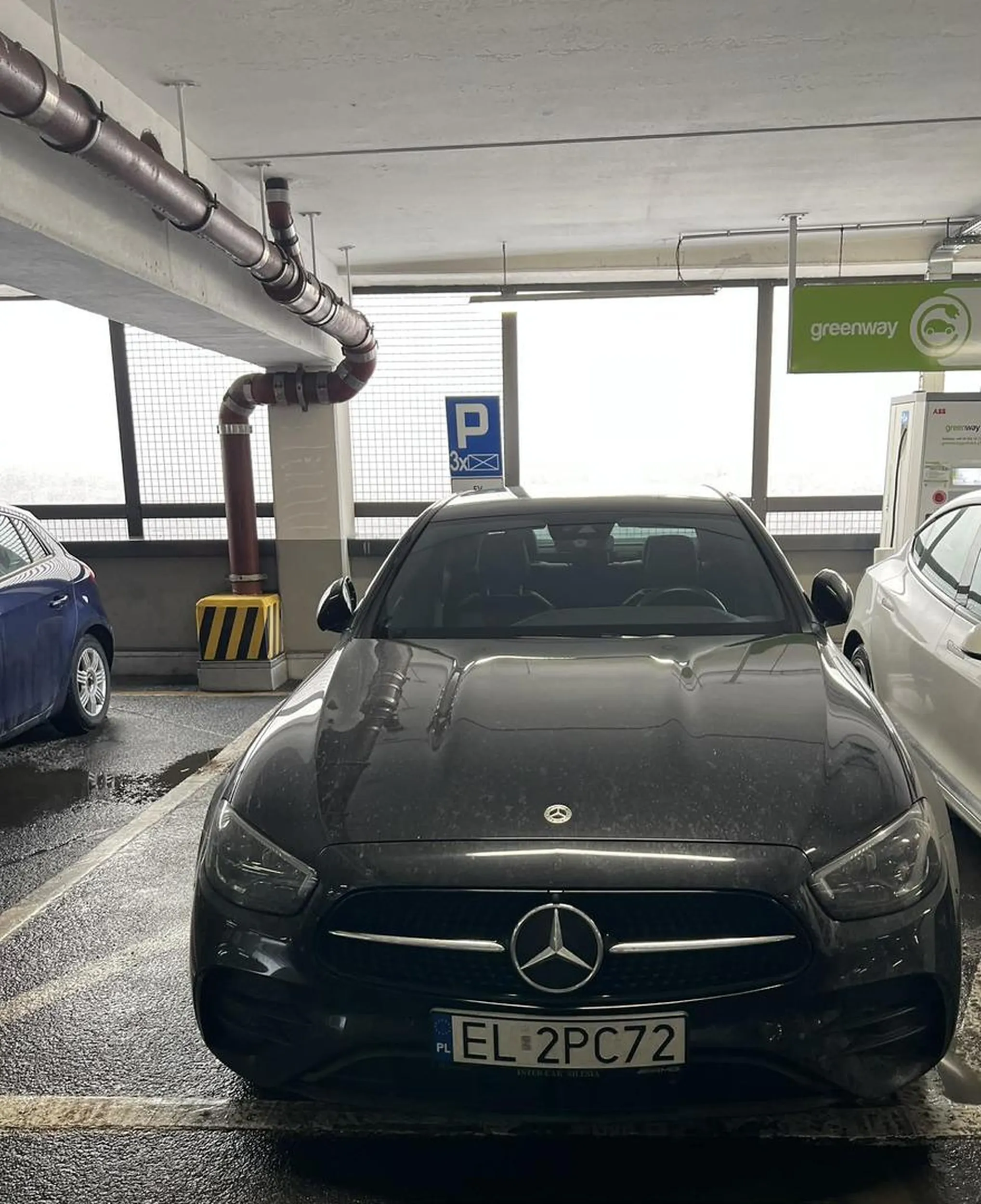 Niedość, że czytać nie potrafi, to parkować w liniach też. Dlaczego blokujesz innym miejsce, które dla Ciebie nie jest przeznaczone?