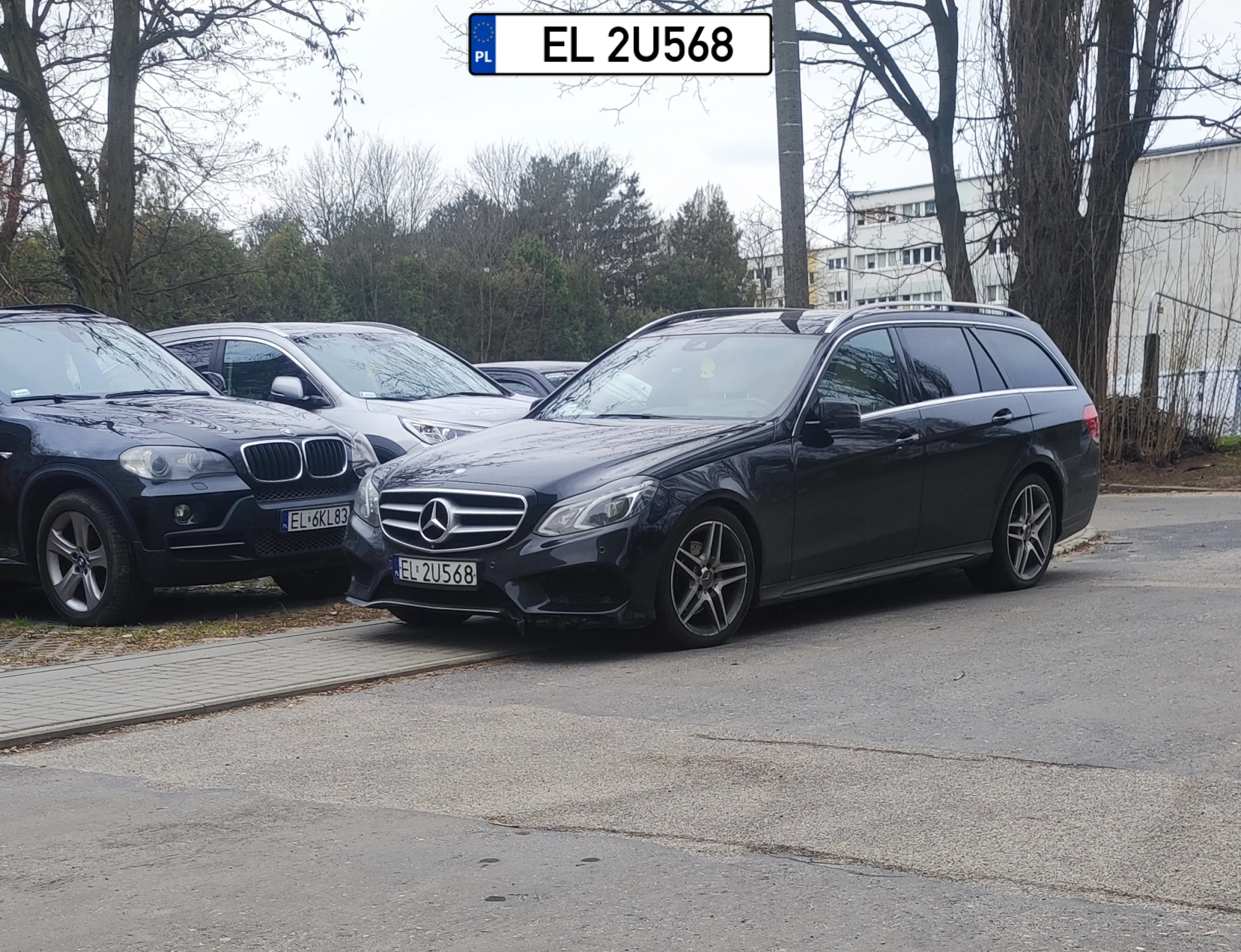 Kierowca tego Mercedesa codziennie zastawia inne auta na dodatkowo na chodniku przy bloku na ulicy Rydzowej 17. Robi to już od 