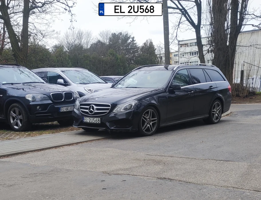 Kierowca tego Mercedesa codziennie zastawia inne auta na dodatkowo na chodniku przy bloku na ulicy Rydzowej 17. Robi to już od 