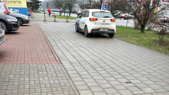 Teraz uczą jazdy wzdłuż po chodniku na nauce jazdy?