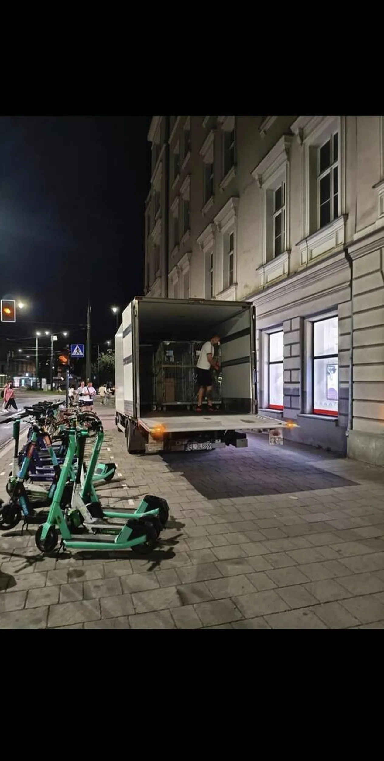 Znajdź se inny mijesce bo chodnik do wymiany zaraz