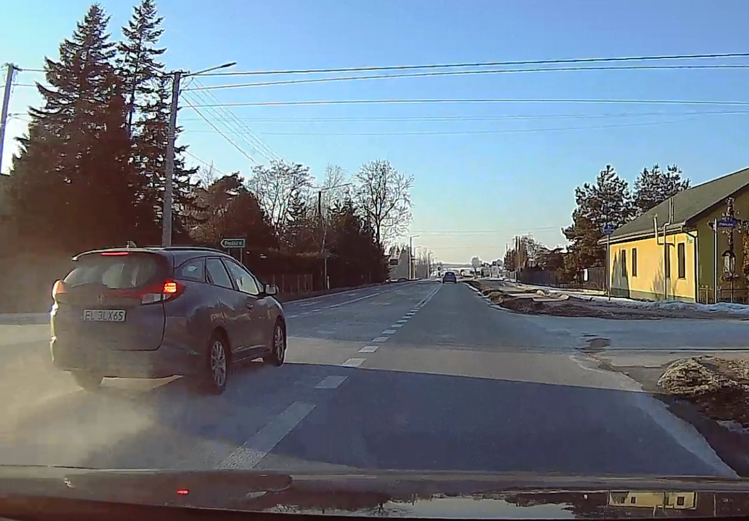 Wyprzedzanie na przejściu dla pieszych, skrzyżowaniu z pasa do skrętu w prawo.. Jednym słowem bandyta drogowy...