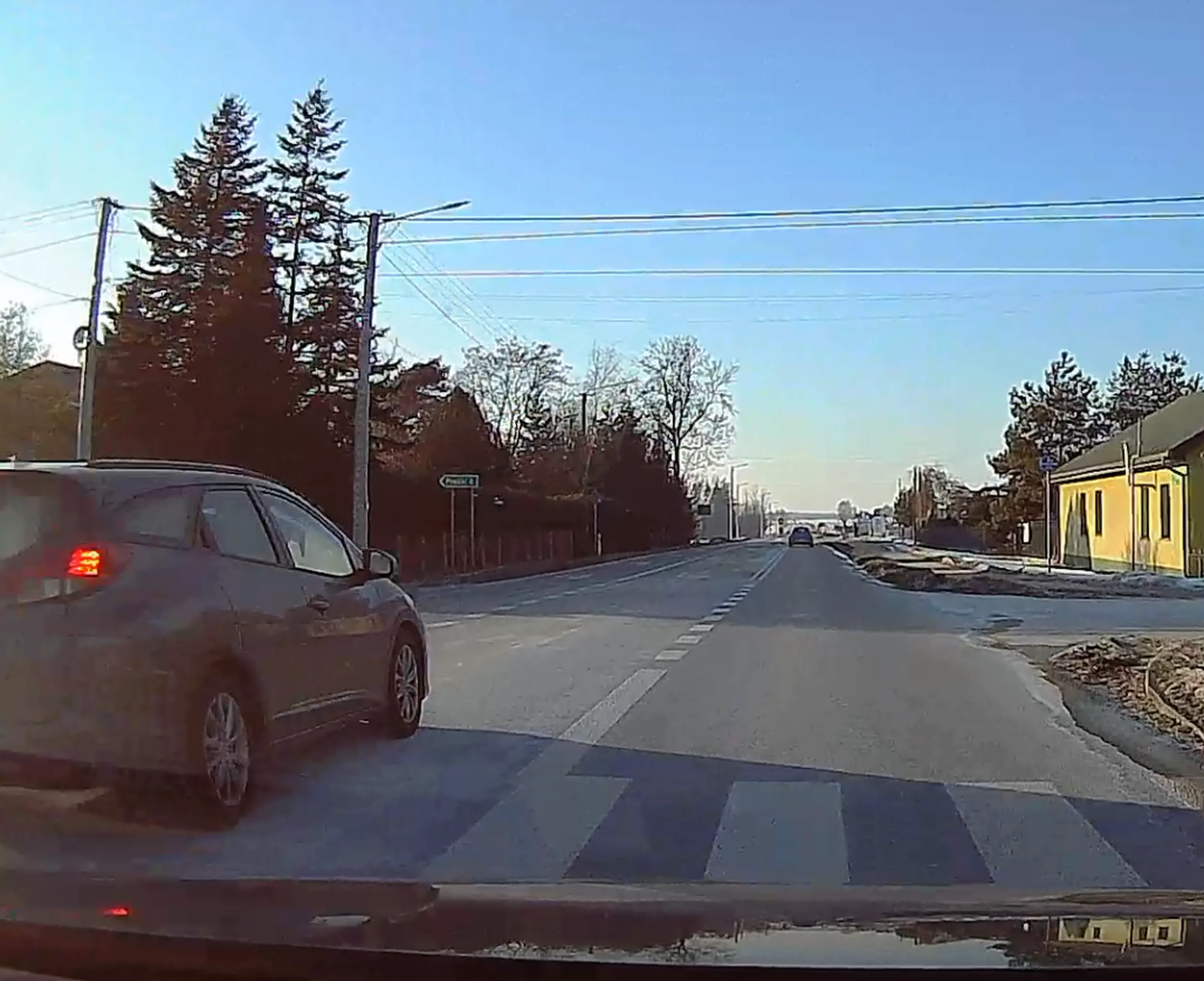 Wyprzedzanie na przejściu dla pieszych, skrzyżowaniu z pasa do skrętu w prawo.. Jednym słowem bandyta drogowy...