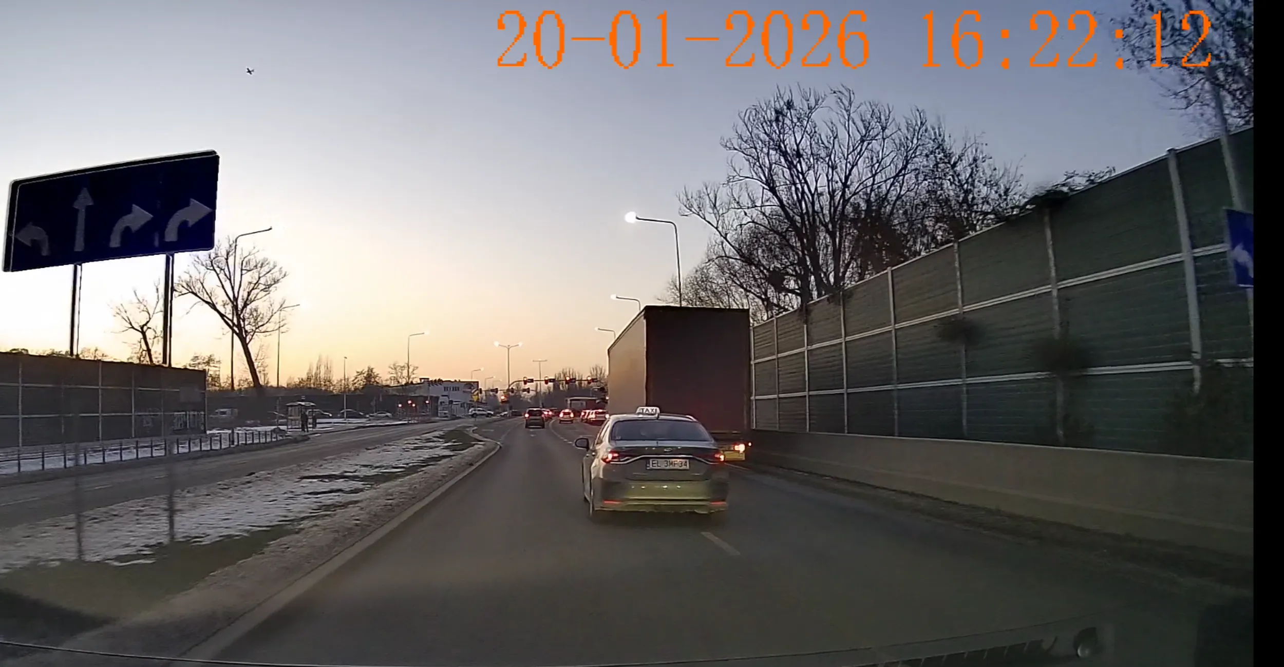 Jeździ zygzakiem. Nie używa kierunkowskazów. Ma pretensje jak się mu zwróci uwagę.