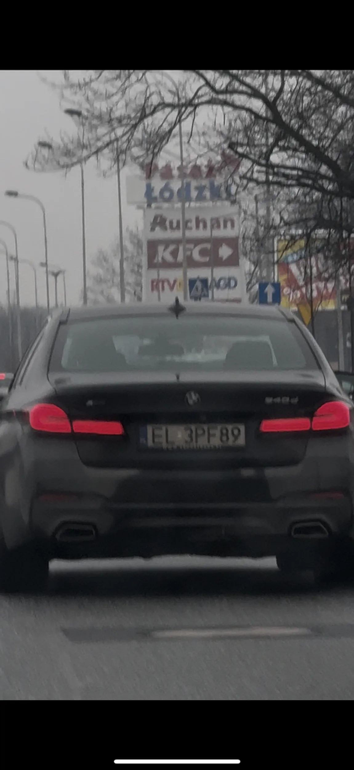 Agresywny pan z BMW - wymusza pierwszeństwo, następnie robi pokaz szybkości, wjeżdża przed maskę ostro hamując, a później wykrzykuje obelgami, mimo że sam popełnia wykroczenia - następnie zmieniając pasy slalomem bez kierunkowskazów. Posiadam całe nagranie.