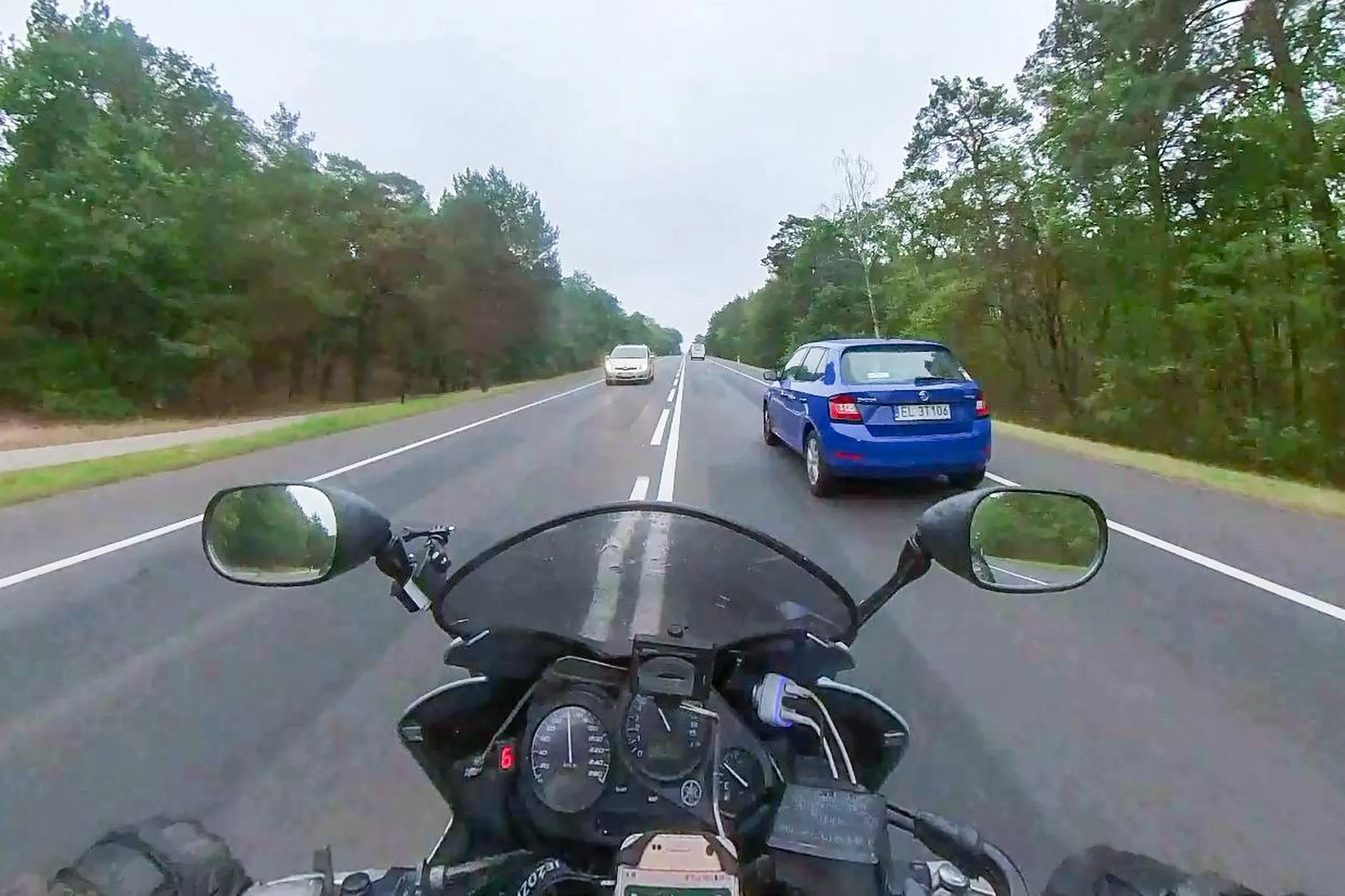 Uprzejmy kierowca względem motocyklistów - robi miejsce. Dziękuję i LwG!