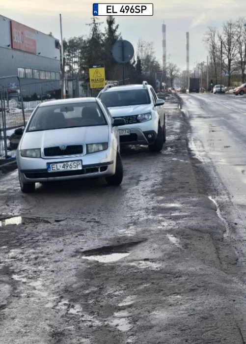 Panowie z ochrony parkują na chodniku. Pewnie żeby im nie ukradli tych dzieł sztuki. Czy powinienem przejść po nich ?