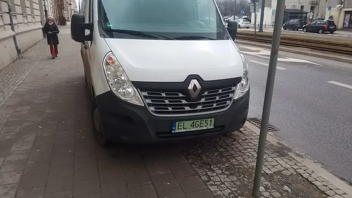 Kurierzy są szczególnie prymitywną i samolubną kastą kierowców. Stawianie tak wielkiego kloca pod przedszkolem może spowodować tragedię.