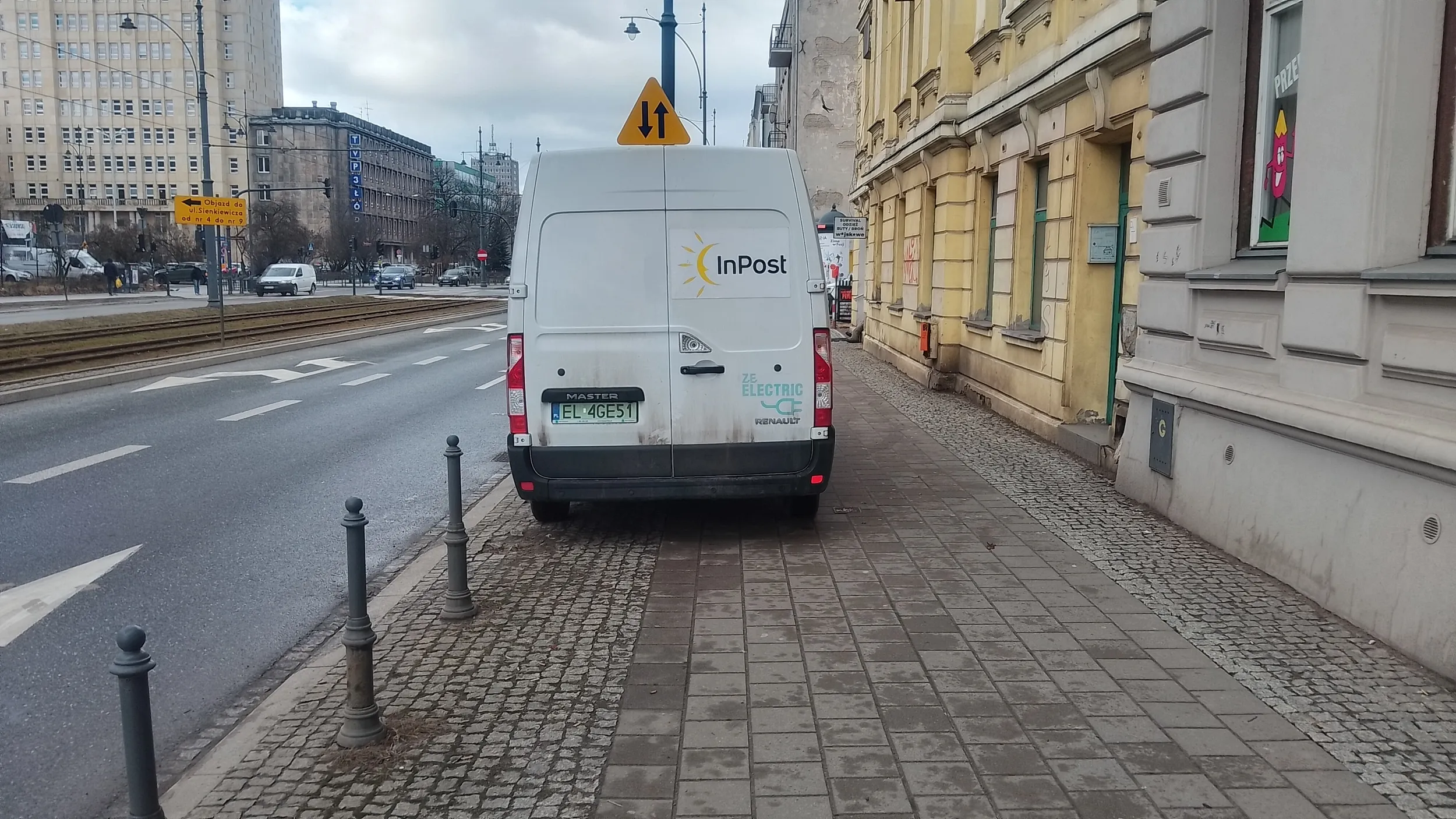 Kurierzy są szczególnie prymitywną i samolubną kastą kierowców. Stawianie tak wielkiego kloca pod przedszkolem może spowodować tragedię.